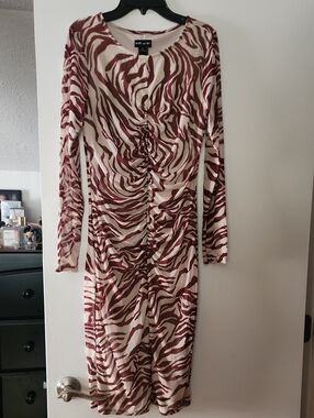 EUC Kate And Lily Cream and Burgundy Zebra Ruched Long-Sleeve Dress Size 6